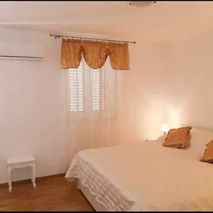 https://perina.hotels-in-trogir.com