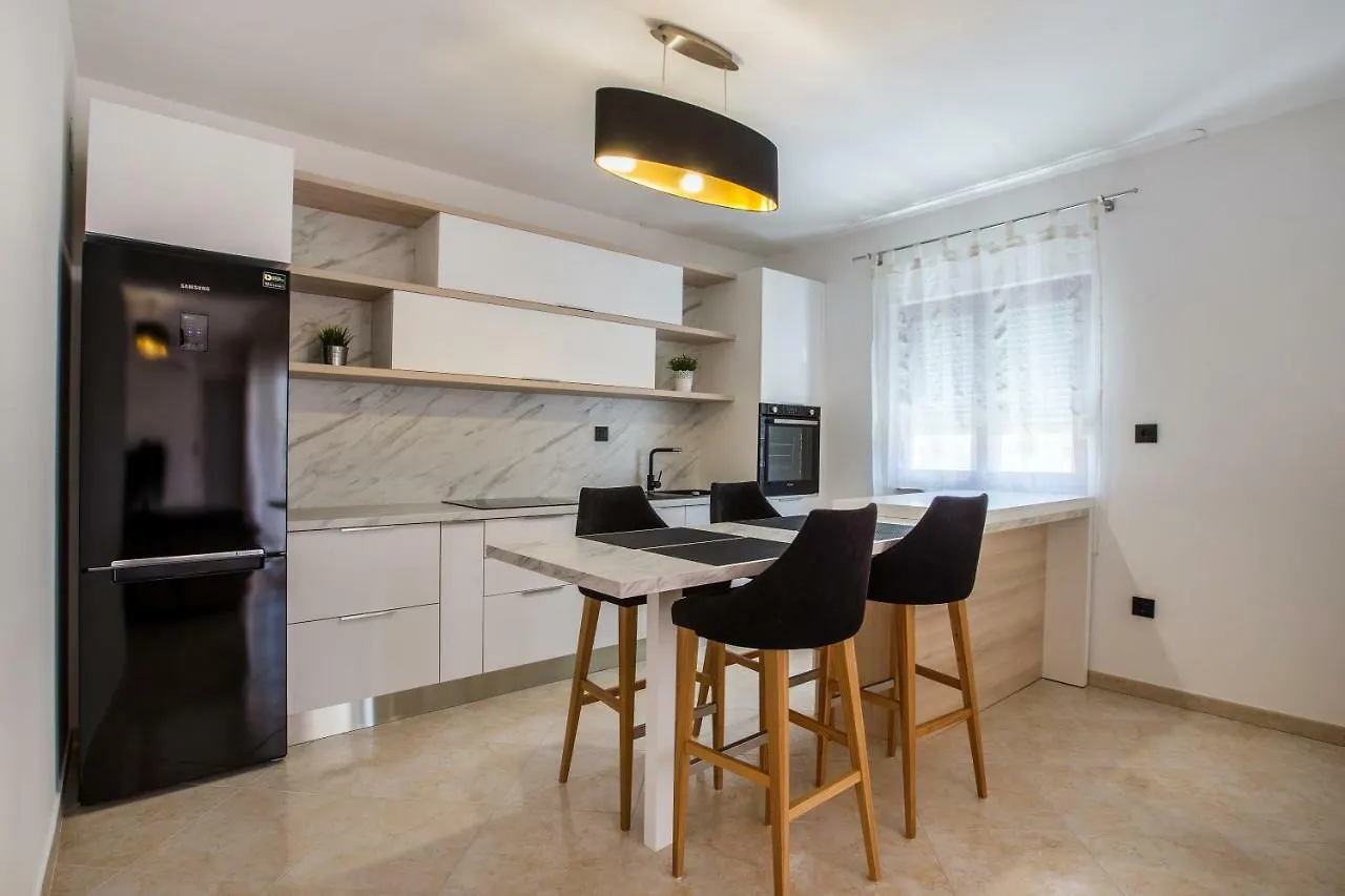 Villa M 3*, Split